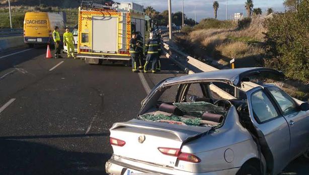 Siete bomberos rescatan a una conductora atrapada tras un accidente en la A-7