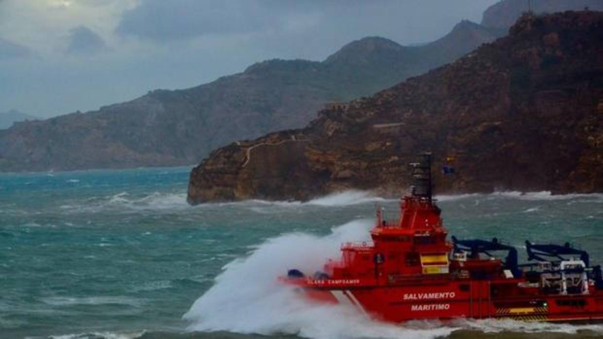 Rescatadas cuatro personas de una patera en aguas de Tarifa