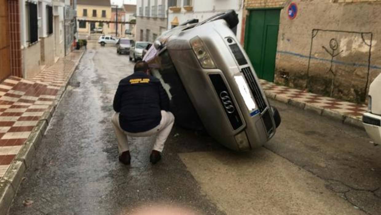 Uno de los vehículos volcados en la localidad por los vecinos