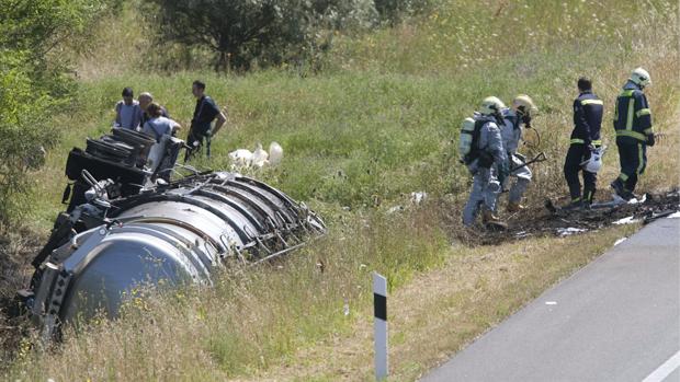 Muere al volcar con su camión cisterna en Écija