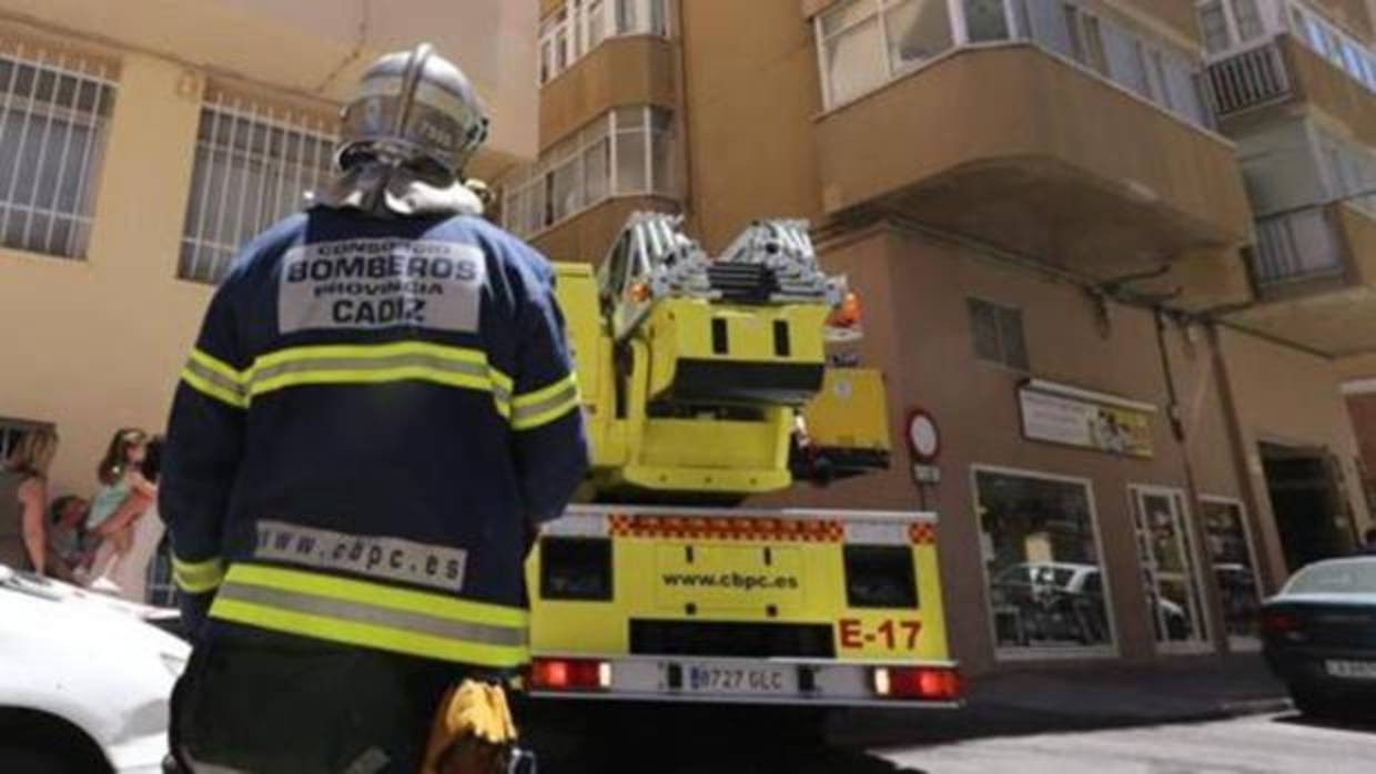 Bomberos rescatan a un anciano de un balcón de una vivienda en La Línea