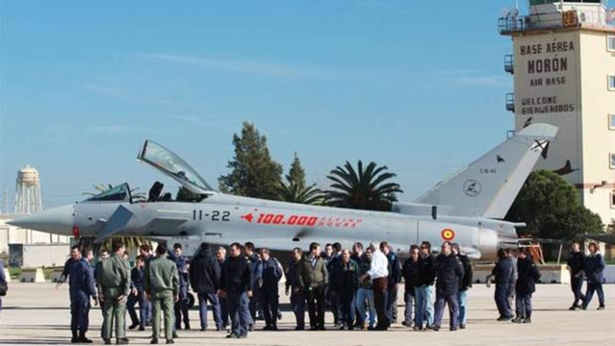 Un avión ha roto la barrera del sonido y ha causado alarma en varias poblaciones de Sevilla