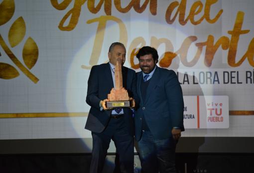 El alcalde de Lora, Antonio Miguel Enamorado, entrega el premio a Rafael Gordillo