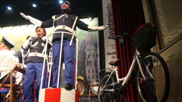 El Carnaval de Cádiz se acuerda de la Uchi y su bicicleta