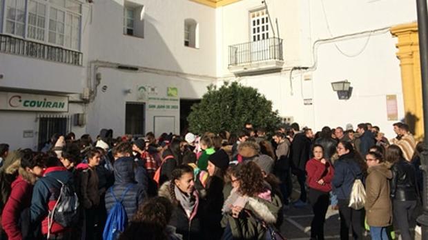 Los alumnos del I.E.S. San Juan de Dios se hielan en las aulas