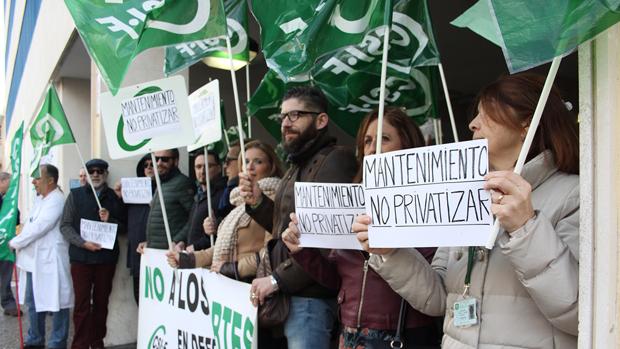 CSIF muestra su rechazo al pliego de Mantenimiento con una concentración en el Hospital Puerta del Mar