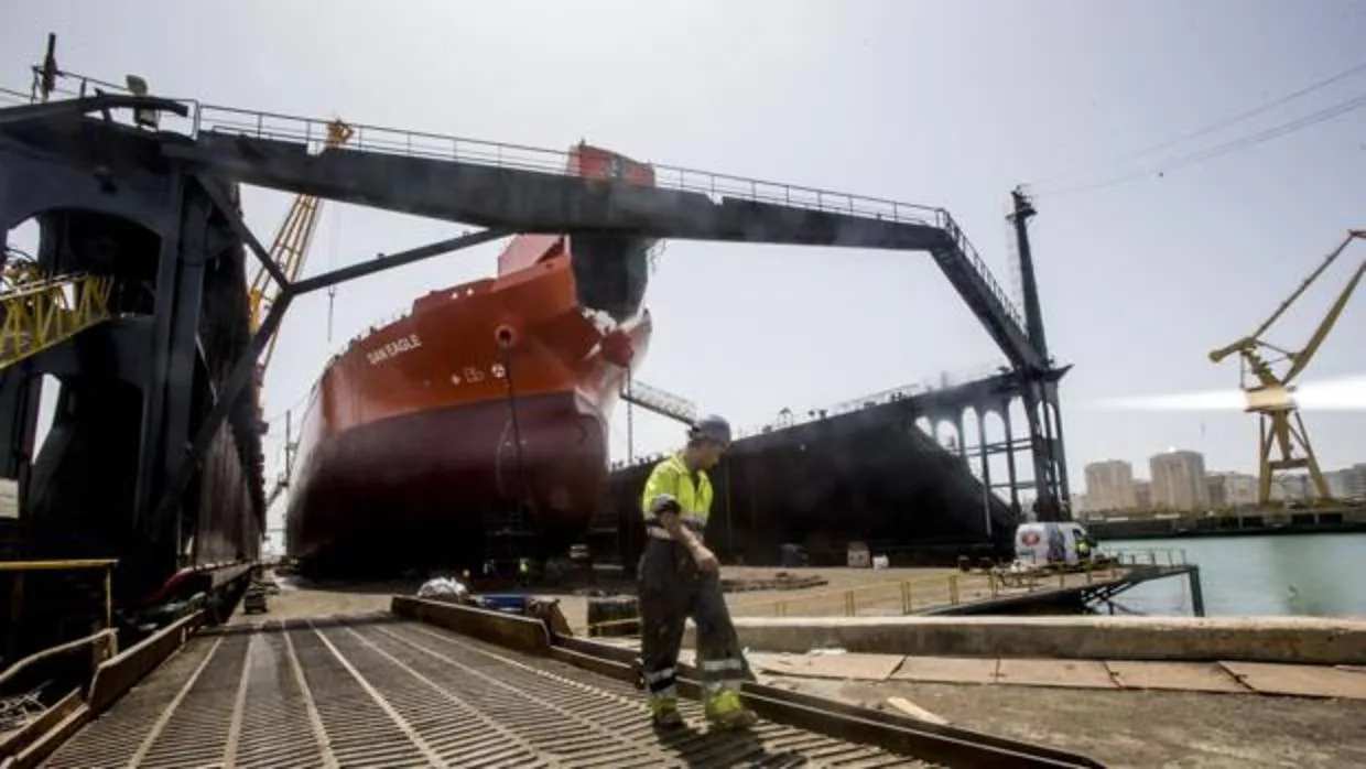 Trabajos de reparación este verano a un buque en el dique flotante de Navantia en Cádiz