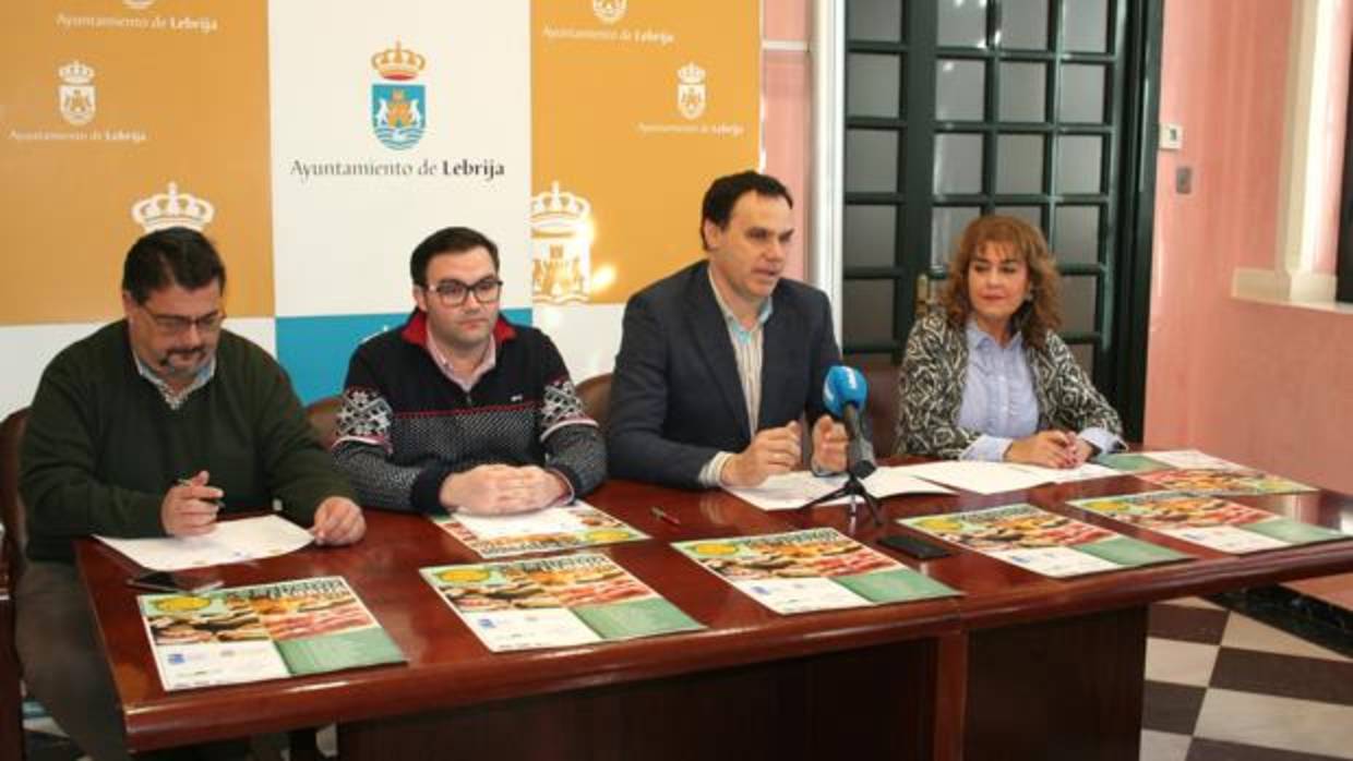 El alcalde de Lebrija presenta la X Ruta de la Tapa acompañado de representantes de Apyme