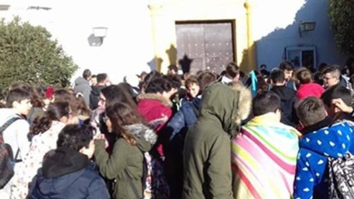 Los alumnos del IES San Juan de Dios, de Medina Sidonia, se hielan en las aulas