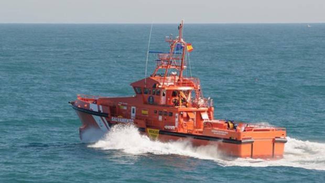Rescatados 45 magrebíes de una patera en aguas del Estrecho