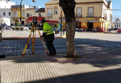 Un técnico del Consorcia Plan Écija trabaja en una calle de Arahal