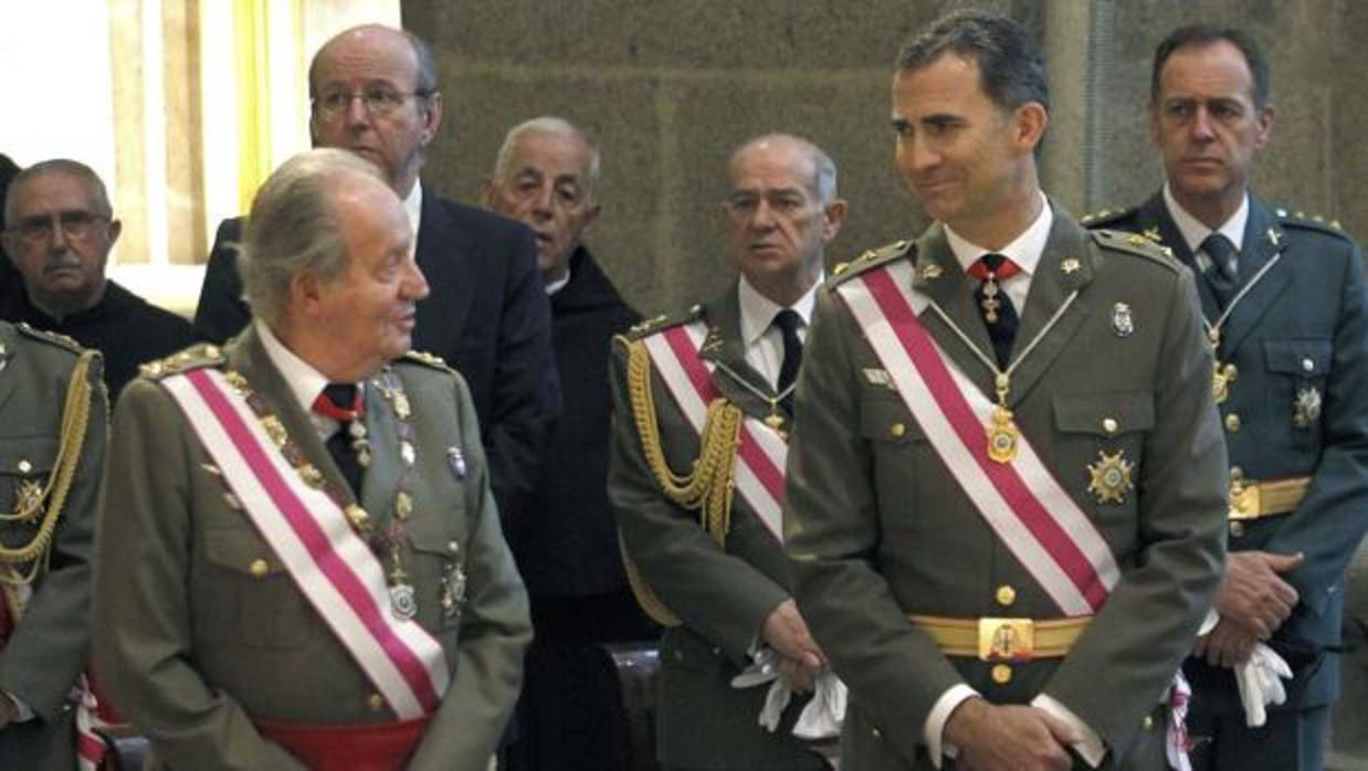 El Rey Felipe VI junto a su padre, el monarca emérito Juan Carlos I, en un acto castrense