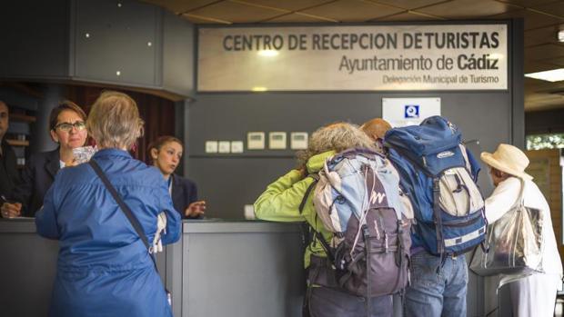 La concejala de Podemos garantiza el empleo de las trabajadoras de Turismo de Cádiz