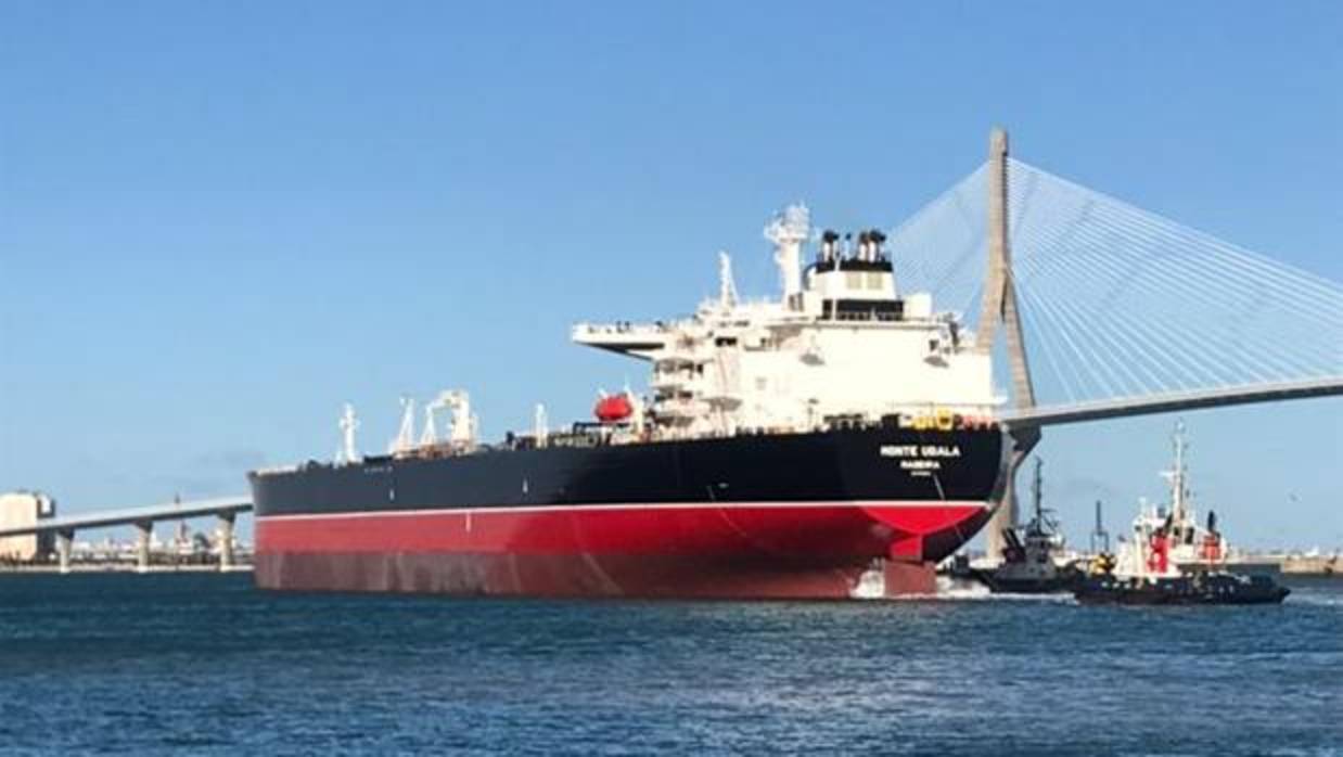 El primer petrolero, el 'Monte Udala', ha iniciado en la Bahía las pruebas de mar