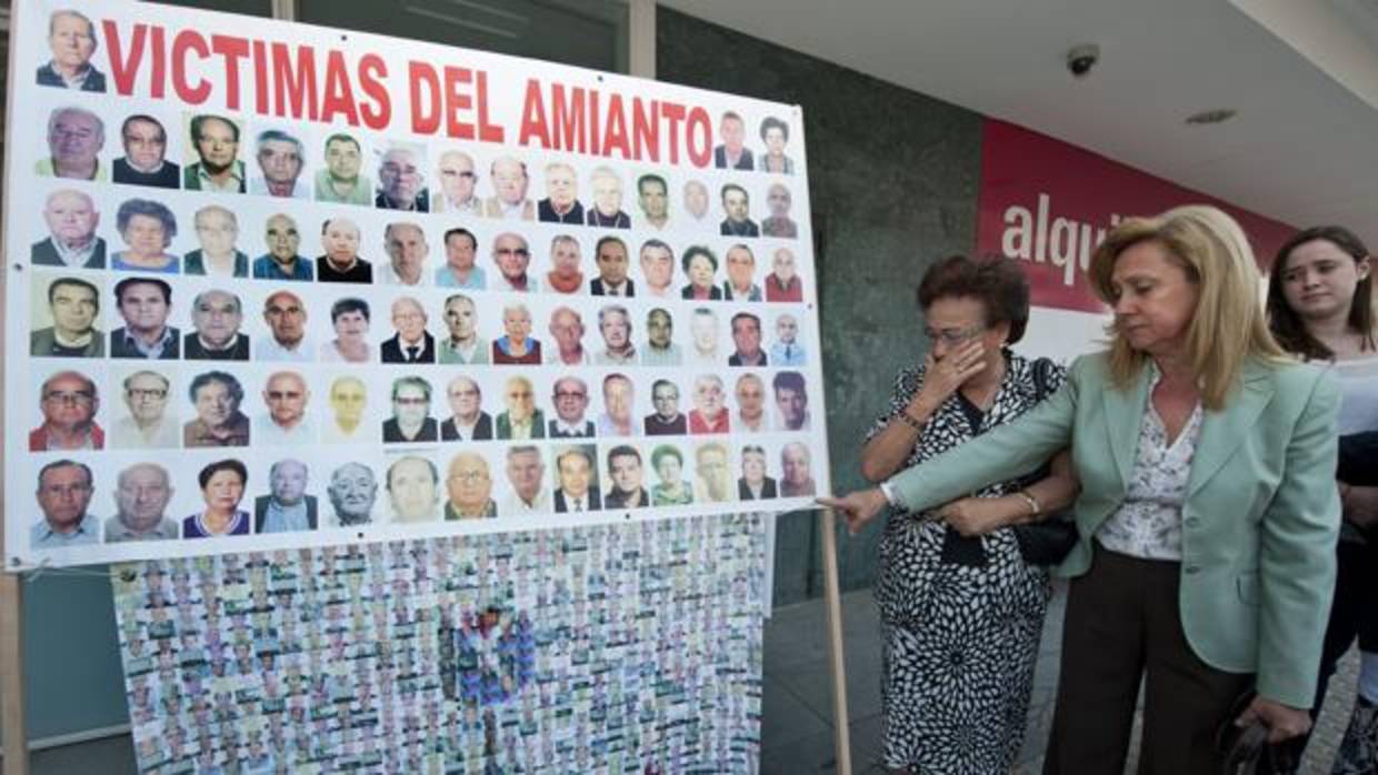 Concentración de familiares de las víctimas del amianto en Uralita el pasado junio de 2013