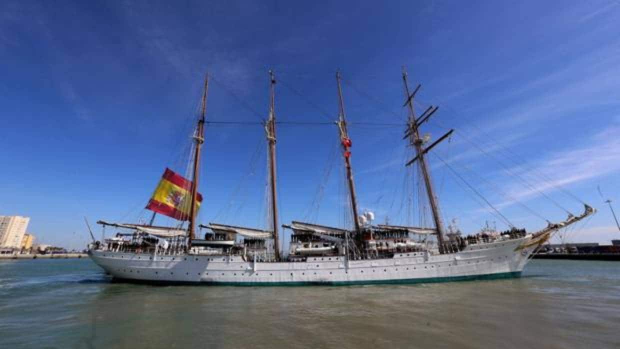 El Juan Sebastián de Elcano partiendo de Cádiz hacia su pasado crucero de instrucción, en marzo de 2017.