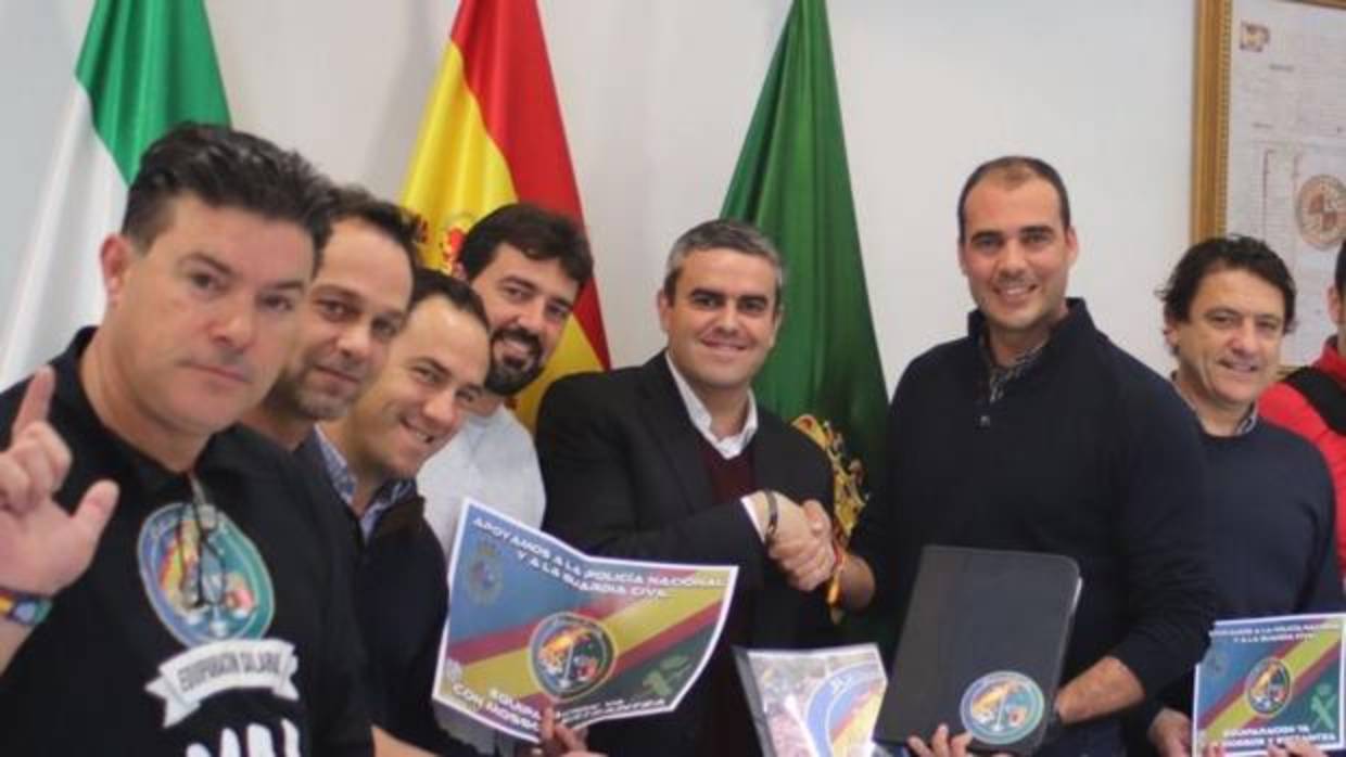 Representantes de Jusapol con el alcalde de Vejer.