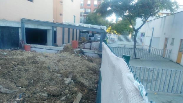 Los padres denuncian el peligro de unas obras colindantes a un colegio en Bormujos