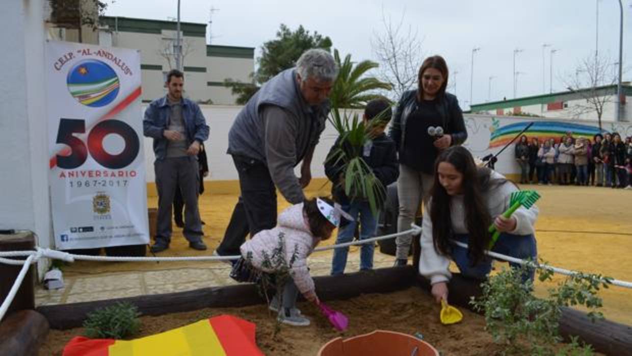 Las alumnas enterrando objetos con información del colegio