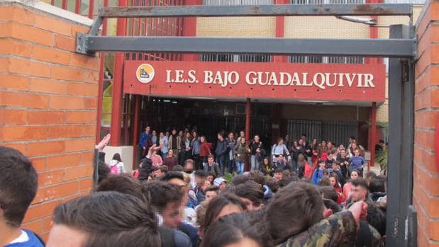 Alumnos del Bajo Guadalquivir saliendo del centro para continuar con la protesta en la calle