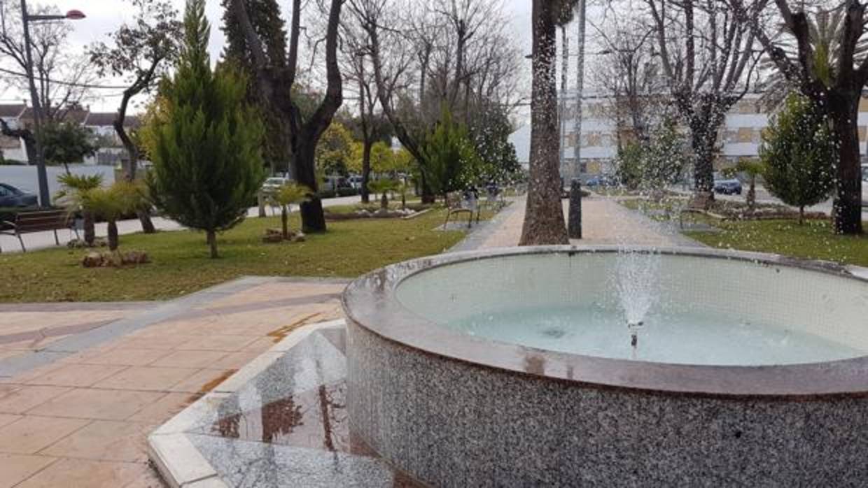 La zona ajardinada de la fuente del Pulpejo en Arahal es una de las entradas más importantes del pueblo