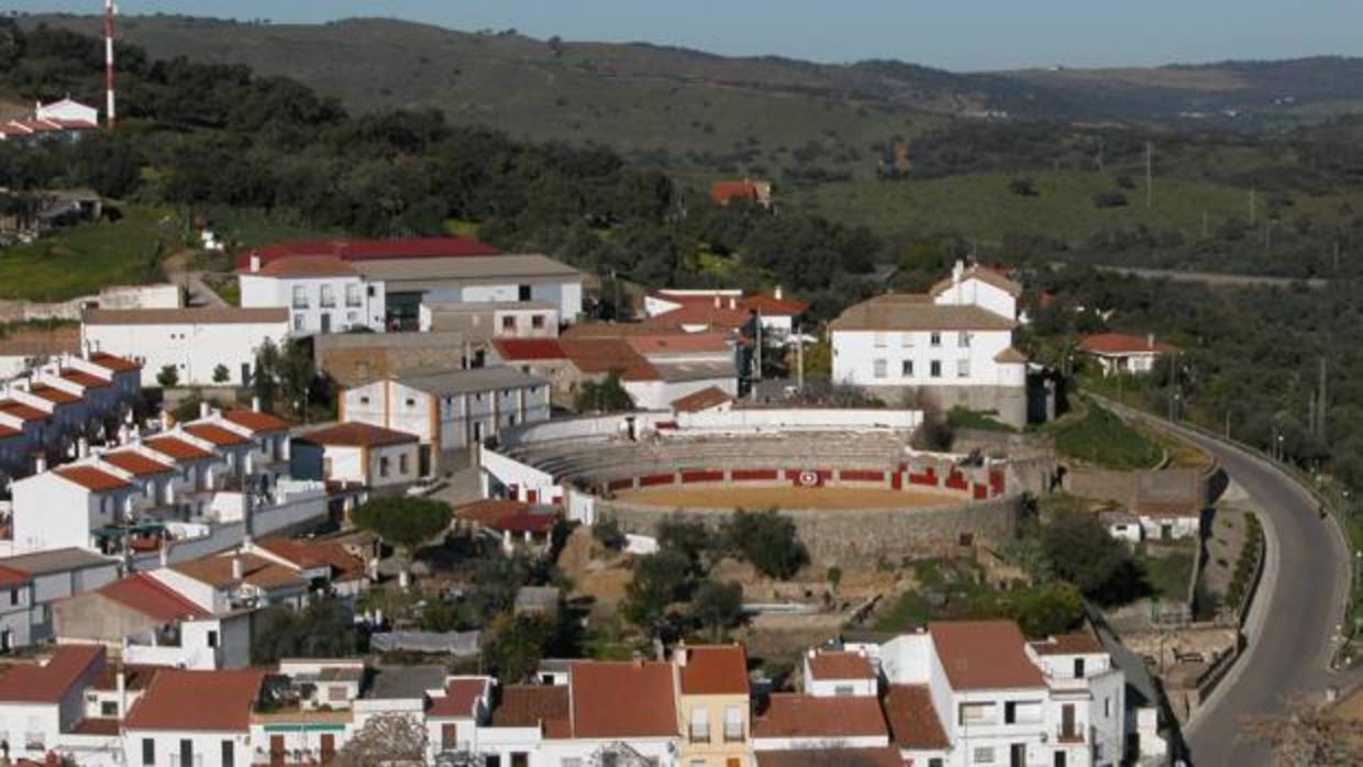 Imagen del pueblo donde destaca su plaza de toros construida en piedra de cantería hace dos siglos