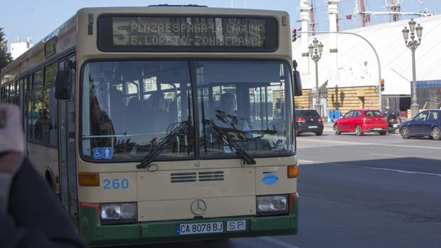 Los conductores de autobuses de Cádiz, al borde de la huelga