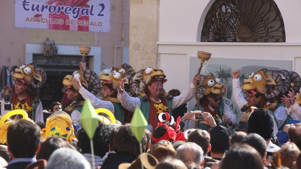 Explosión de coplas, disfraces y diversión en las calles de Cádiz