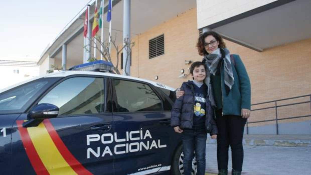 Elessar junto a su madre Isabel en la comisaría de la Policía Nacional de Dos Hermanas