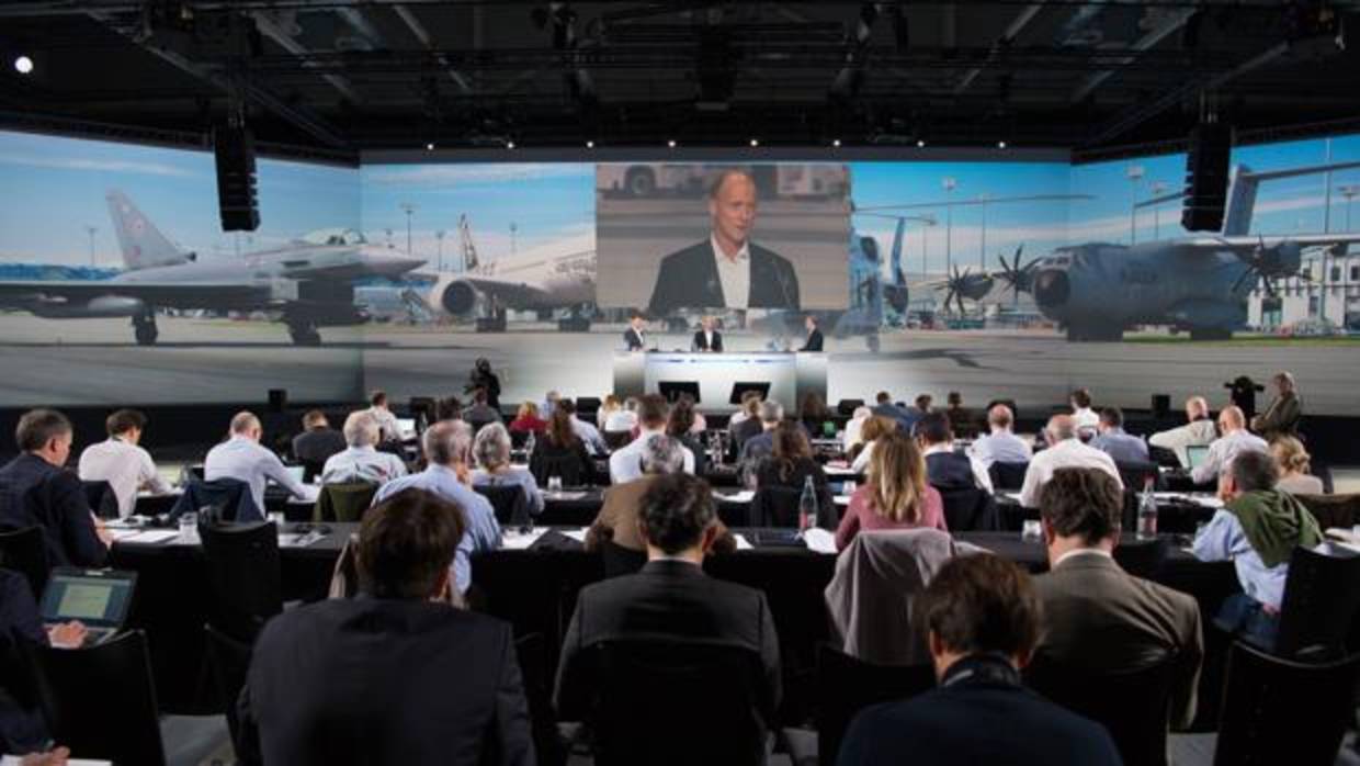 El CEO de Airbus, Tom Enders, explica a la prensa los resultados de la compañía