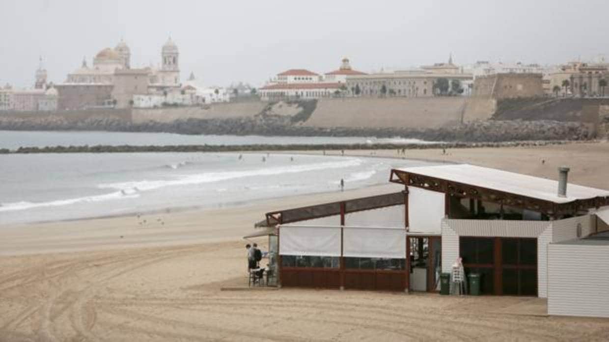 El PP considera que el alcalde ha perdido el control de la playa en el proceso de los chiringuitos.