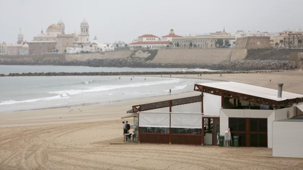 El PP acusa al alcalde de «privatizar» la playa con los chiringuitos