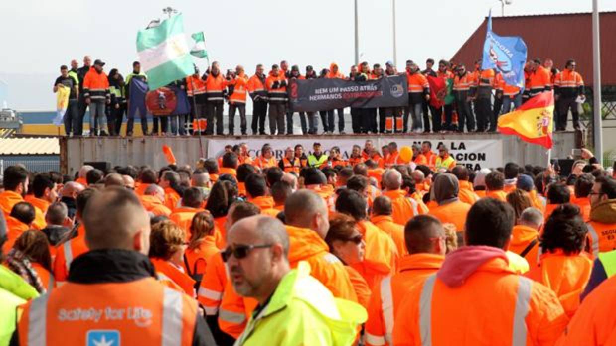 El puerto de Algeciras logra un acuerdo con los estibadores