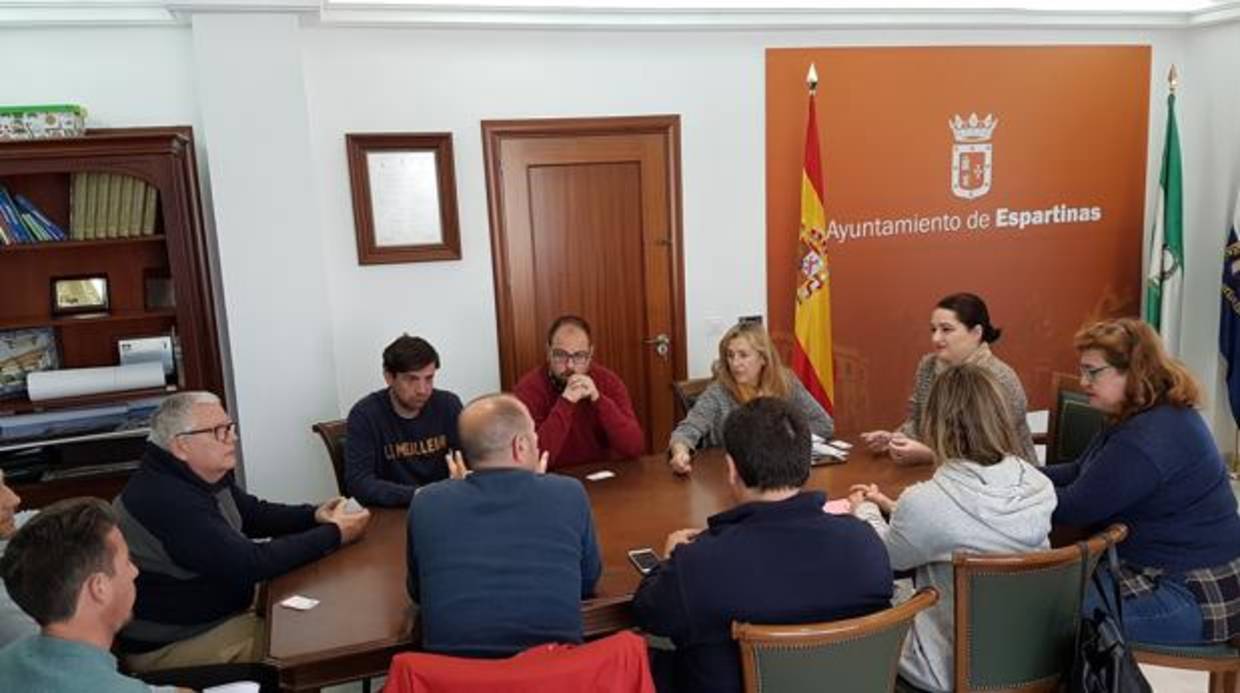 Reunión de la alcaldesa y el concejal de Deportes de Espartinas con representantes de los clubes de fútbol