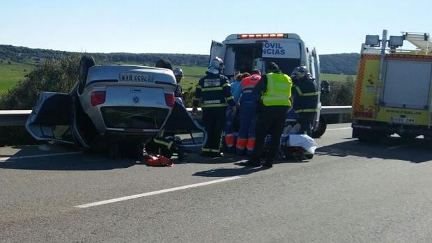 Aparatoso vuelco de un coche que se sale de la calzada en Medina