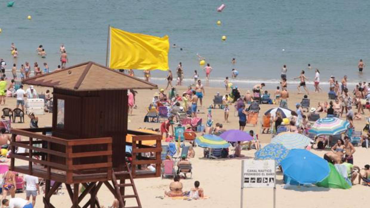 Los populares proponen que se saquen los pliegos de los servicios de playas ante la proximidad de la pretemporada.