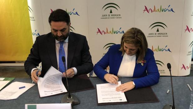 El consejero de Turismo y la presidenta de la Diputación de Cádiz, en el momento de la firma del documento.