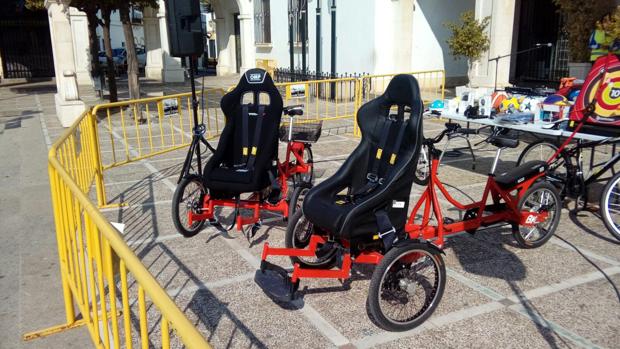 Marchena, pionera en paseos sin barreras gracias a una bicicleta adaptada