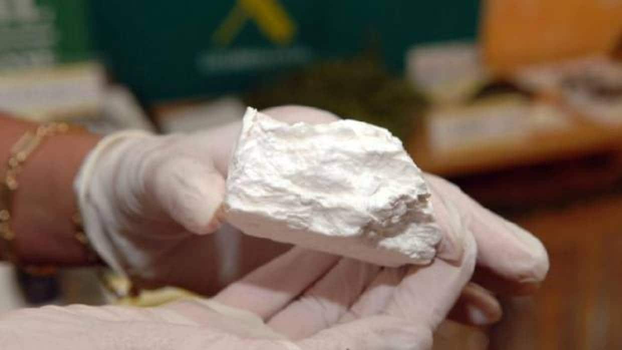 Un agente muestra una roca de cocaína de gran pureza