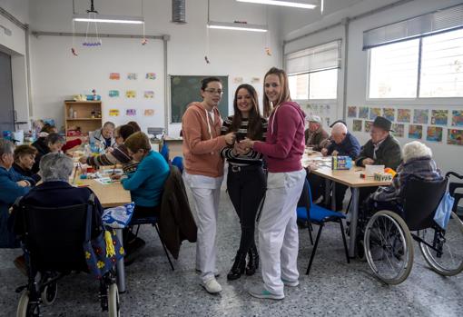 Las cuidadoras con un cachorro