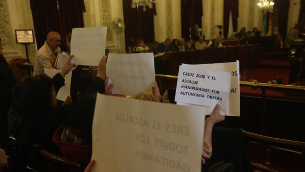 Las trabajadoras de los módulos acudieron al Pleno para reclamar la protección de sus derechos.