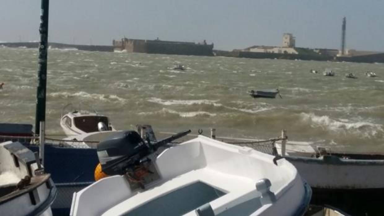 Una de las barcas hundidas en la Caleta