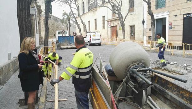 Proceden al cambio de todo el adoquinado de la Bajada del Castillo en El Puerto