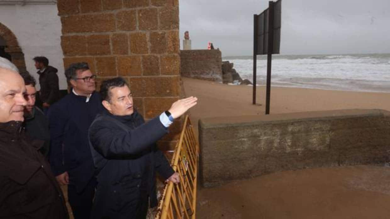 El delegado del Gobierno señala el Puente Canal en La Caleta. :: A. Vázquez