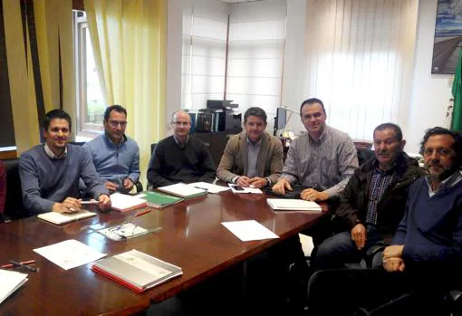 Representantes de la cooperativa durante la reunión con el alcalde (tercero por la derecha)