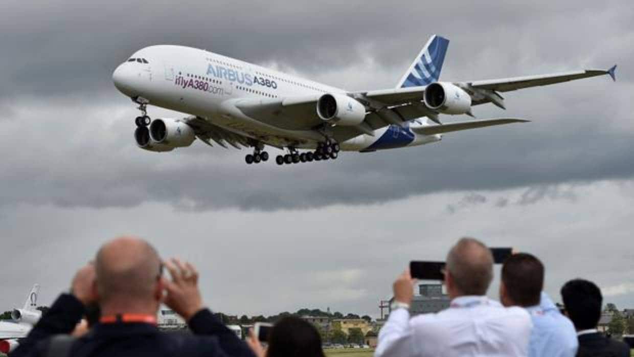 Un grupo de personas mientras fotografían un Airbus A380