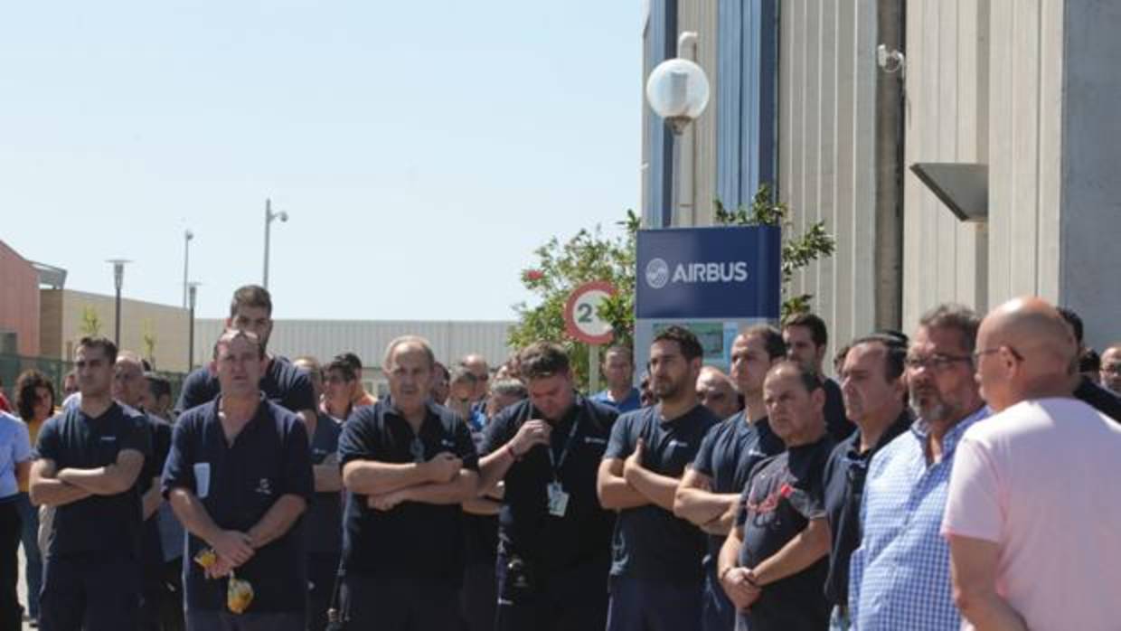 Trabajadores de la planta de Airbus en Puerto Real durante el minuto de silencio en mayo de 2015 por el accidente con víctimas de un A400M