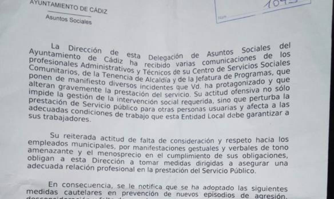 Denuncia que le prohíben la entrada en Asuntos Sociales en Cádiz