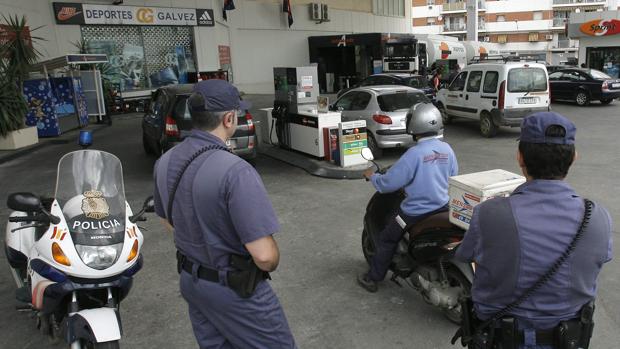 Una persecución policial acaba con el arresto de dos vecinos de Alcalá de Guadaíra que habían atracado un supermercado