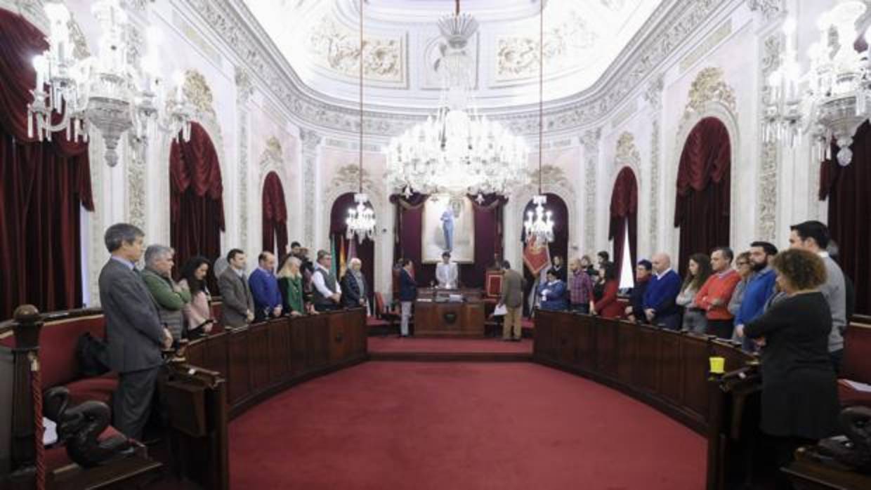 El Pleno del Ayuntamiento de Cádiz ha comenzado con un minuto de silencio en memoria del pequeño Gabriel Cruz.